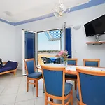 Brodarica 15270c شقة